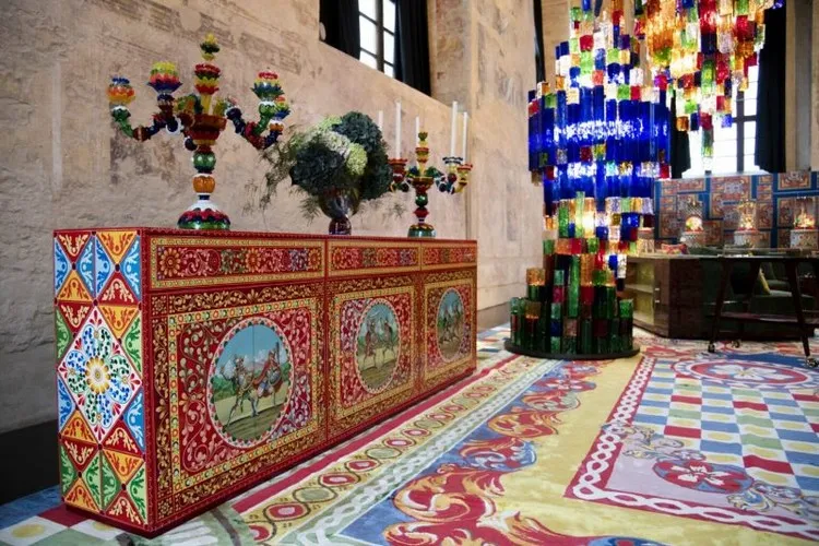explosion de couleurs folkloriques meubles décoration intérieure Dolce&Gabbana inspiration Sicile