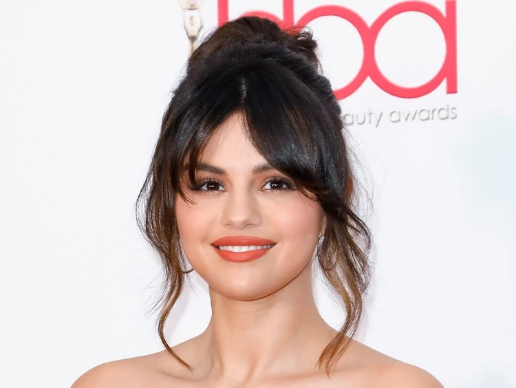 frange rideau selon la morphologie visage rond Selena Gomez