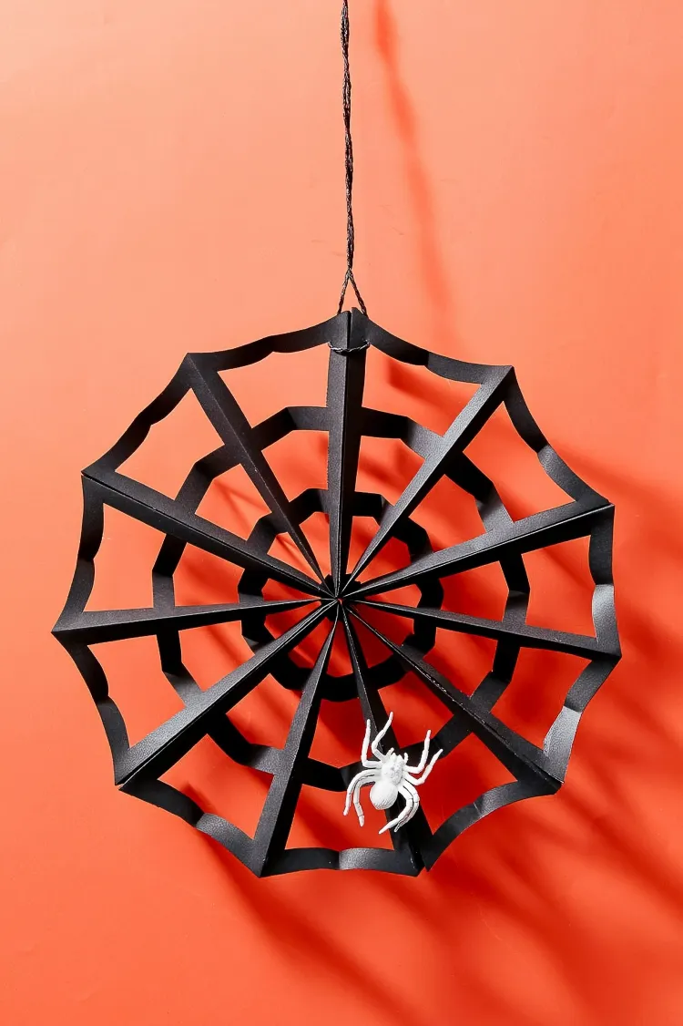 idée déco Halloween extérieur créer couronne toile araignée