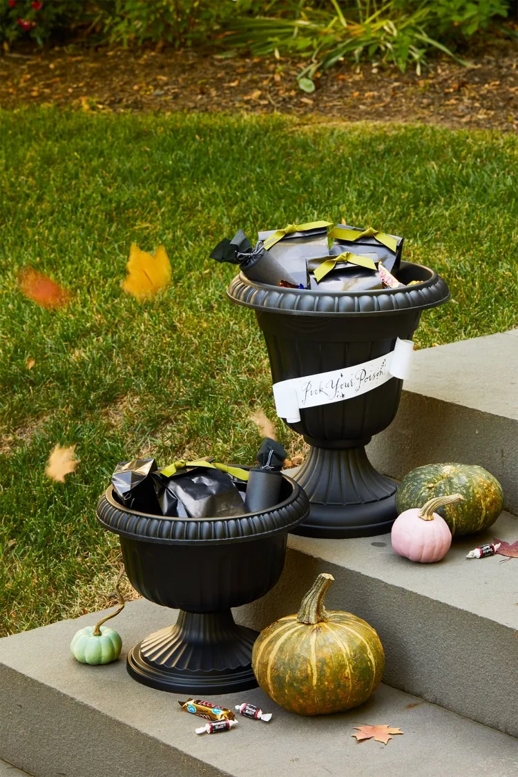 idée décoration Halloween extérieur urnes bonbons marches escalier