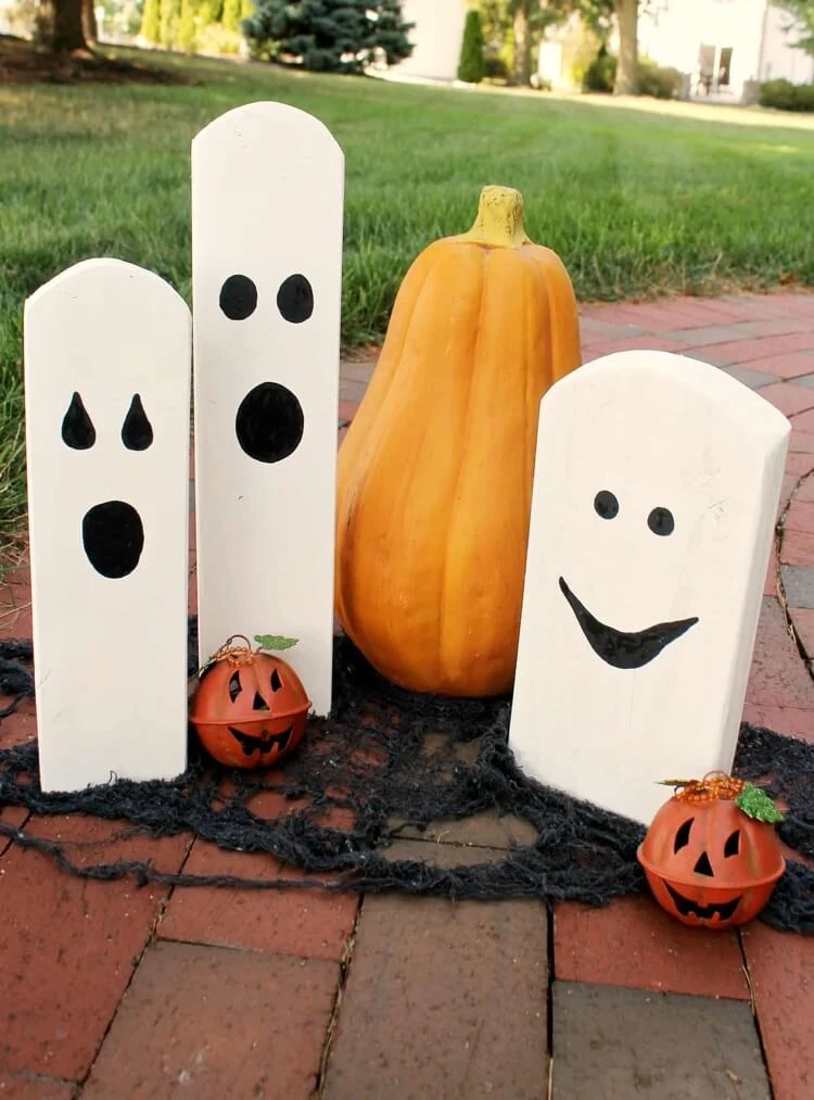 idée déco Halloween pas chère facile planches bois récup fantomes