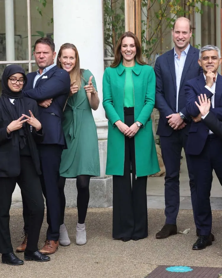 le manteau de Kate Middleton qui ne plait pas à prince William pièce signée Erdem vêtement recyclé visite à Kew Gardens