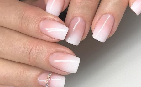manucure américaine courte dégradée base nude blanc strass annulaire