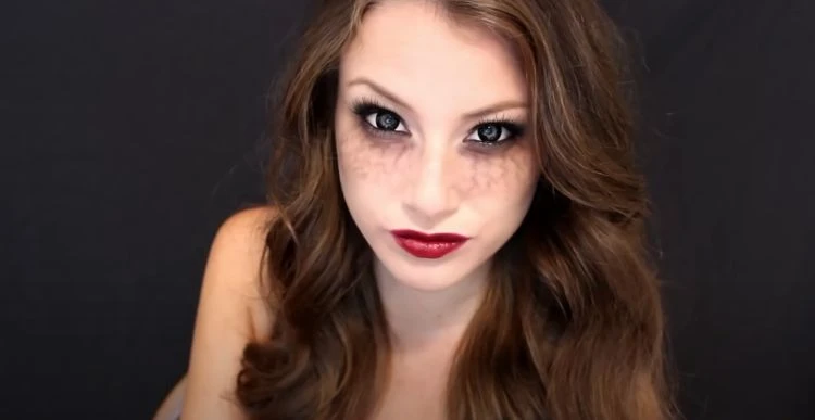 maquillage Halloween femme vampire veine sous les yeux
