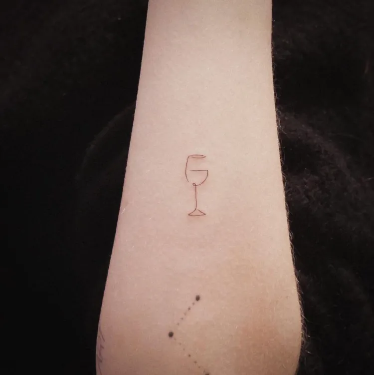 micro tatouage dessins style minimaliste idées originales femmes 2022