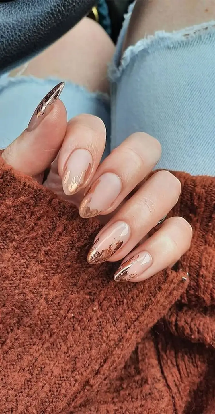nail art automne 2021 feuille or ongles en amande nude