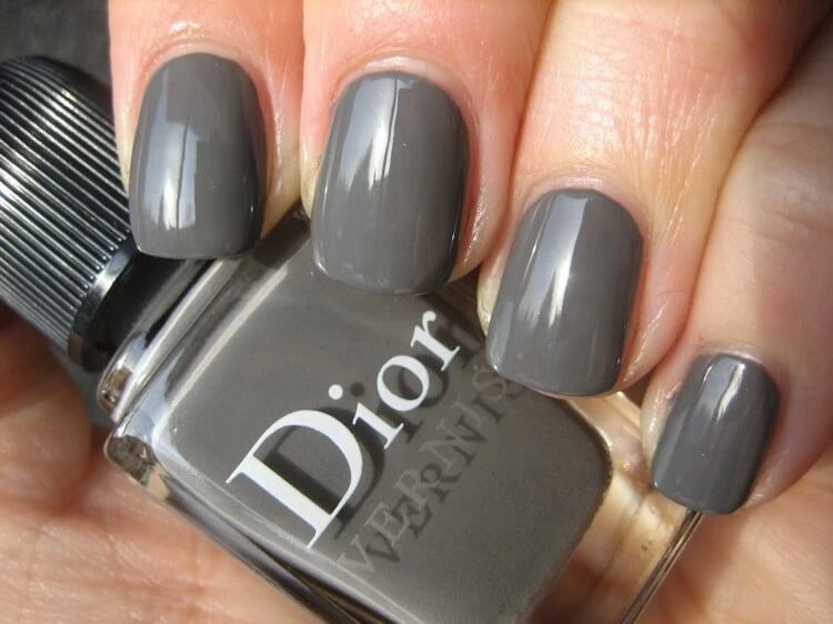 ongles courts gris graphite femme 50 ans