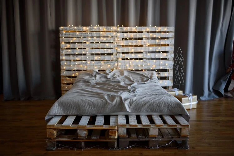 Palettes en bois pour un lit