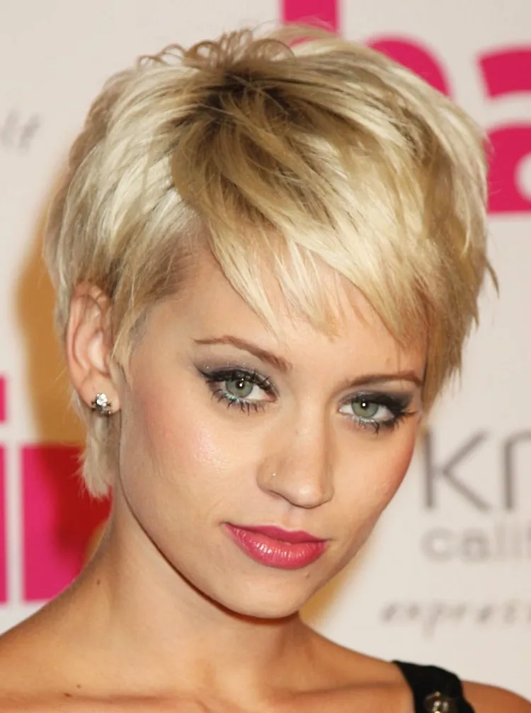 Short pixie cut blonde women 40 years pointed ends