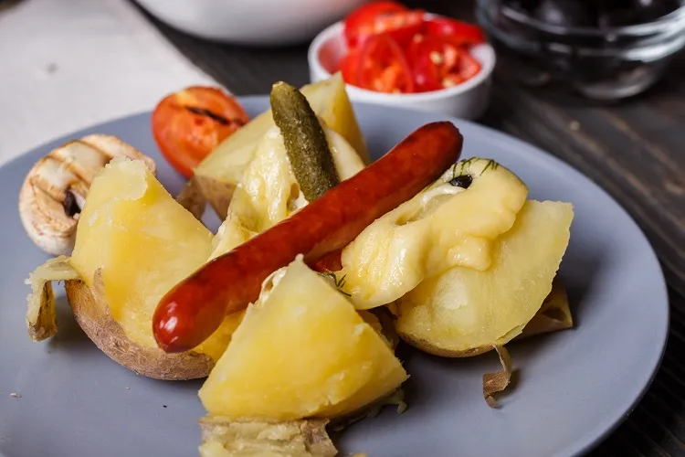 raclette avec des saucissons et pommes de terre