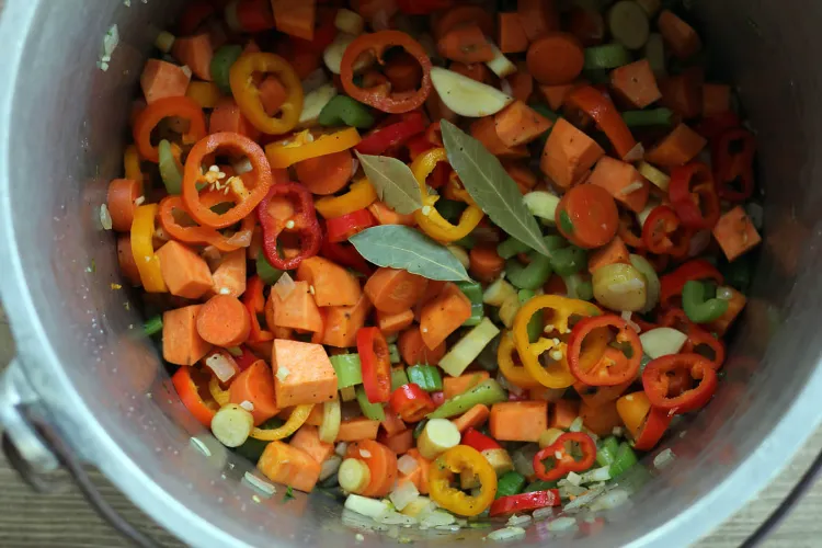 Recipe for October vegetable soup: sweet potato, parsnip, pepper, bay leaf