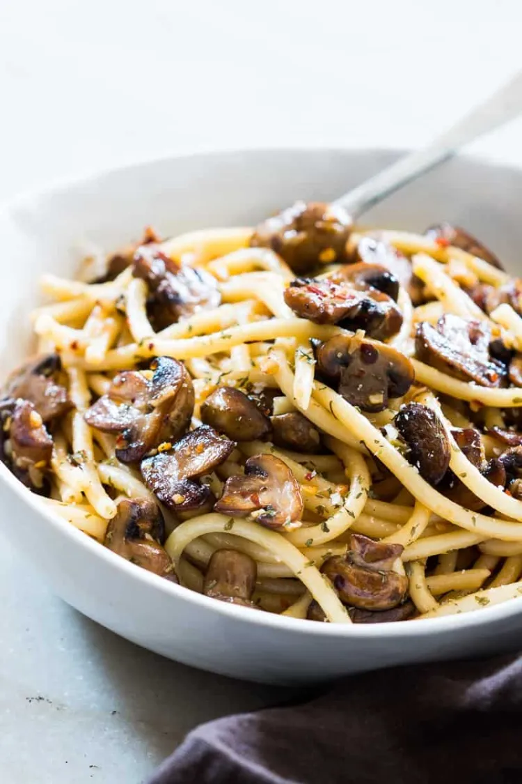 autumn meal less than 15 minutes spaghetti recipe aglio olio mushrooms