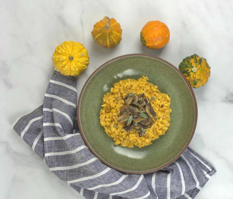 Autumn meal for 15 minutes with pumpkin risotto button mushrooms