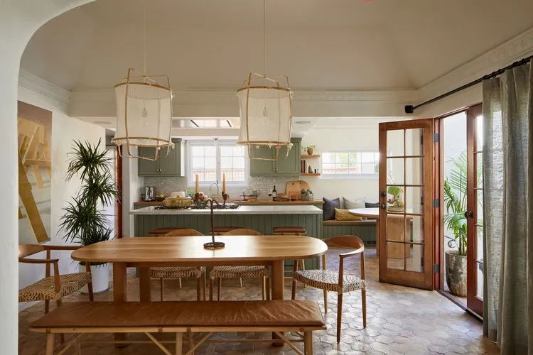 salle à manger meubles en bois maison des années 1920 architecture espagnole porte française West Hollywood