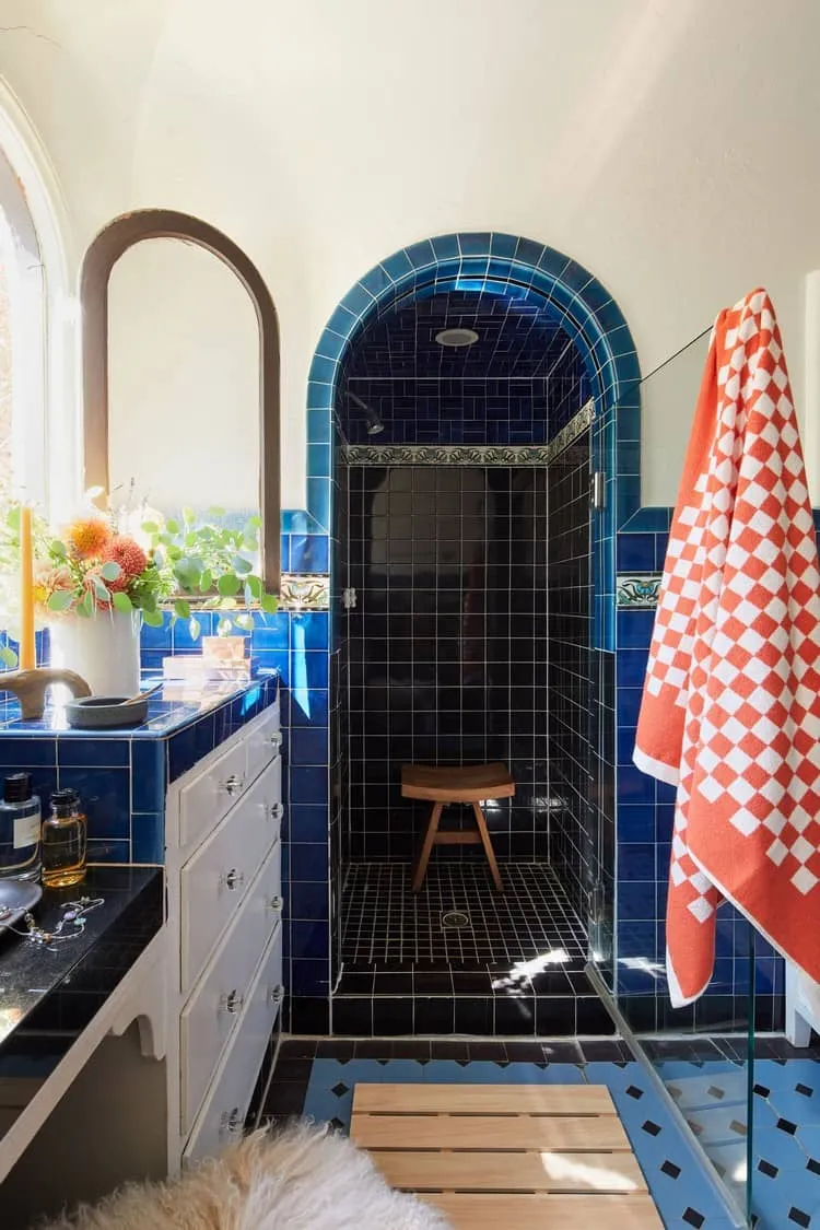 salle de bain bleu et blanc d'inspiration espagnole maison West Hollywood