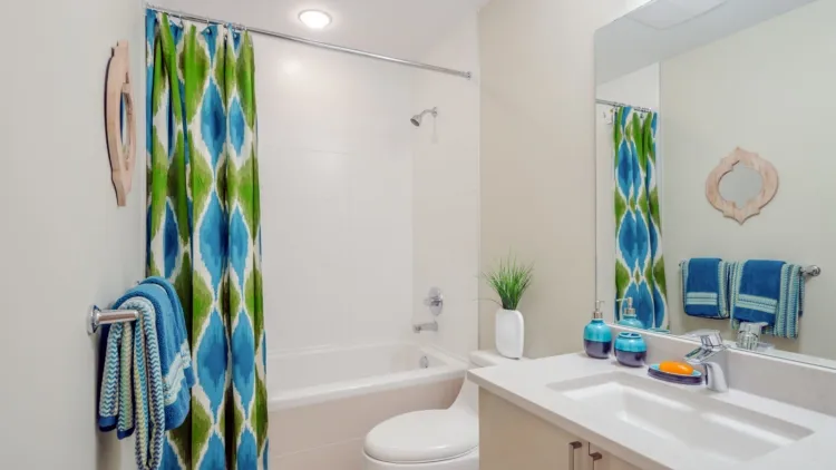 salle de bain sans fenêtres humidité encombrer pièce humide formation bactéries