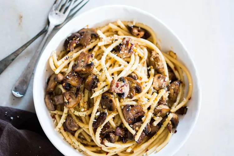 autumn meal of spaghetti aglio olio with mushrooms in less than 15 minutes