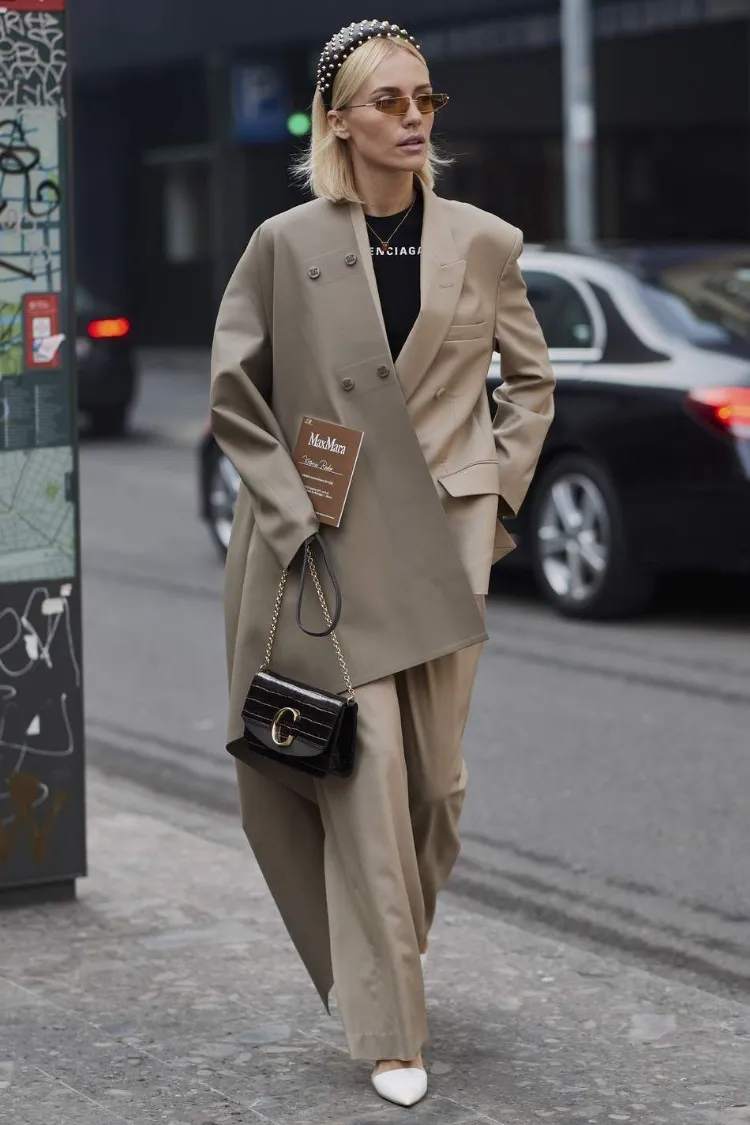 street look automne hiver 2021 femme tailleur blazer pantalon tenue bureau
