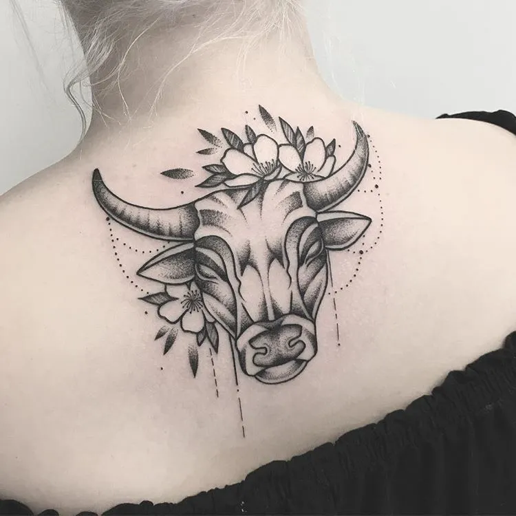tatouage astrologie tendances tattoo art automne 2021 femmes noir blanc
