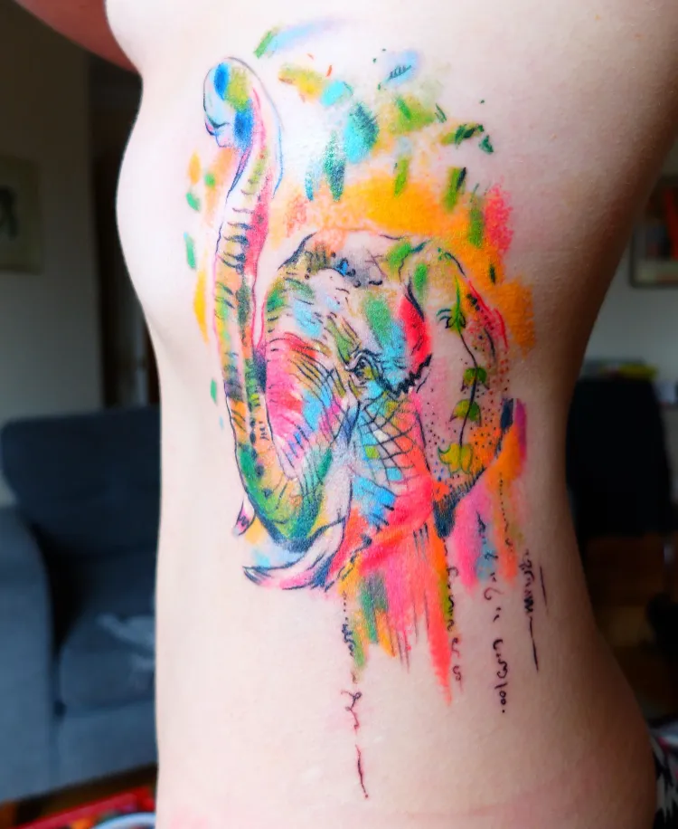 tatouage cotes style aquarelle tendances tattoo 2021 2022 femmes idées