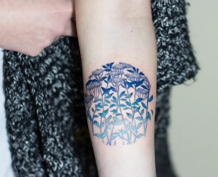 tendances tatouage 2021 2022 femmes dessin effet ombré nuances bleues