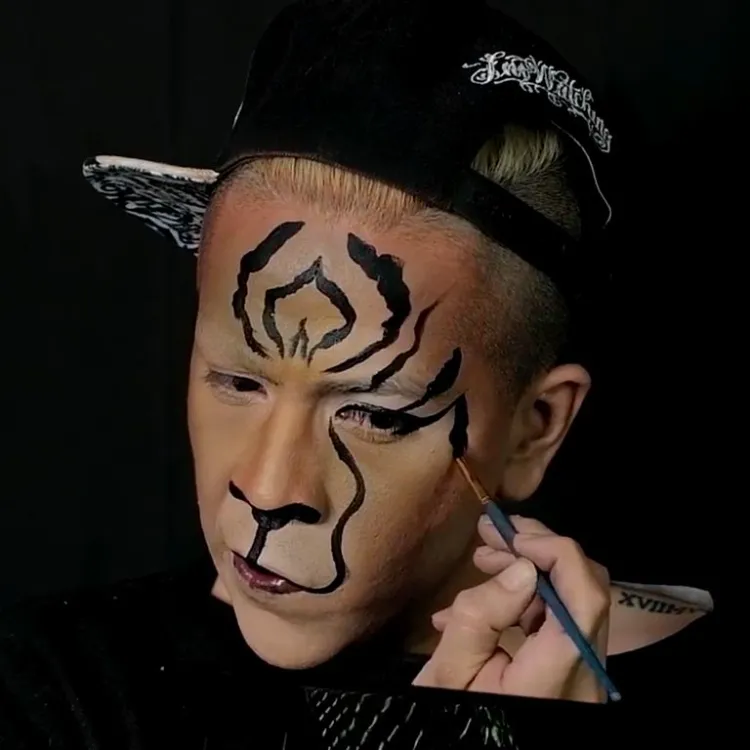 tuto maquillage halloween garcon facile tigre étape 6 dessiner rayures