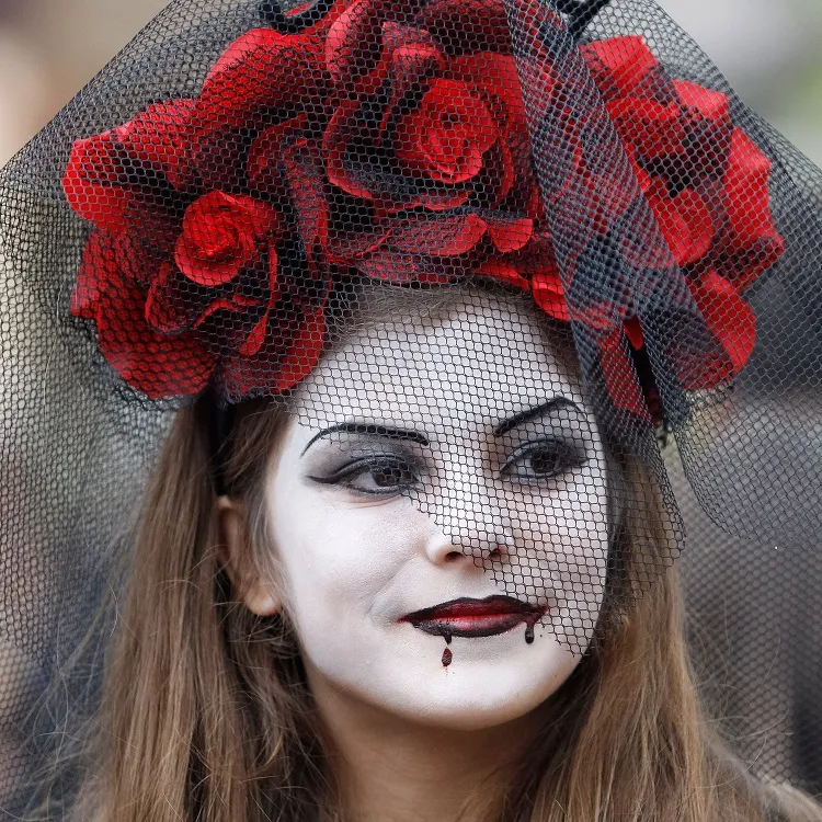 vampire avec une couronne de fleurs rouges