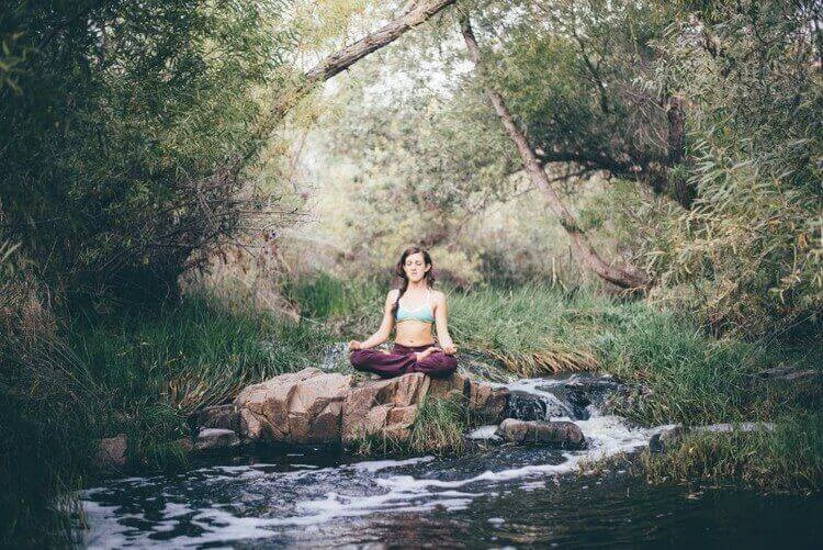 yoga meditation et respiration dans la nature pour soulagement