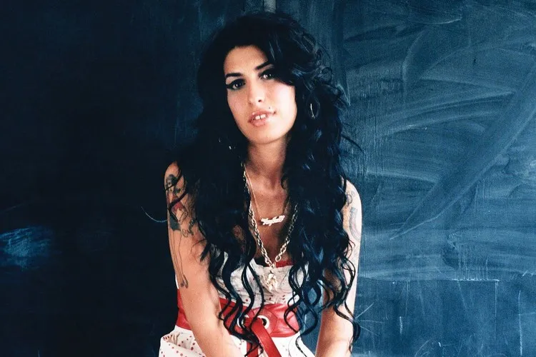 Amy Winehouse robe portée dernier concert Belgrade 2011 vendus aux enchères pour 243 200 dollars
