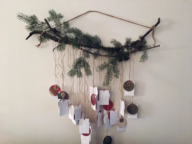 Enveloppes sur branche cyprès calendrier Noël hivernal