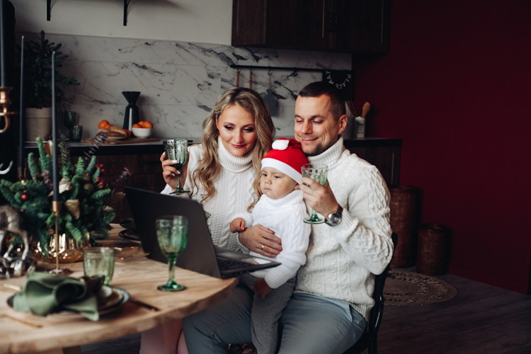 Famille de trois regarde les meilleurs films de noel