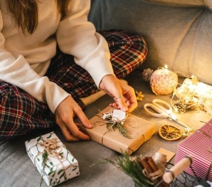 Femme emballe des cadeaux de Noel faits maison