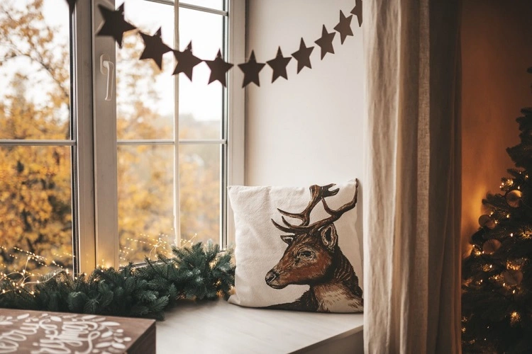 Guirlande de Noël suspendue à la fenêtre déco festive simple