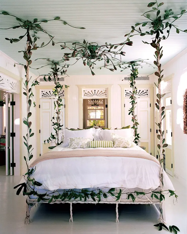 Plantes vertes en abondance dans la chambre à coucher