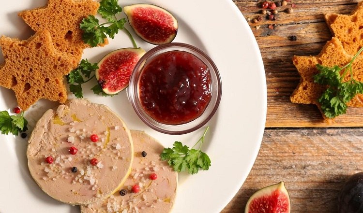 Recette foie gras entree Noel authentique confit de figues assiette