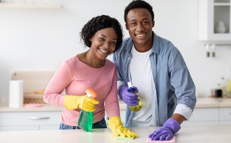Un couple nettoie un plan de travail stratifie