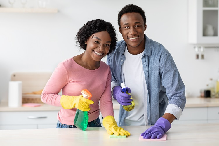 Un couple nettoie un plan de travail stratifie