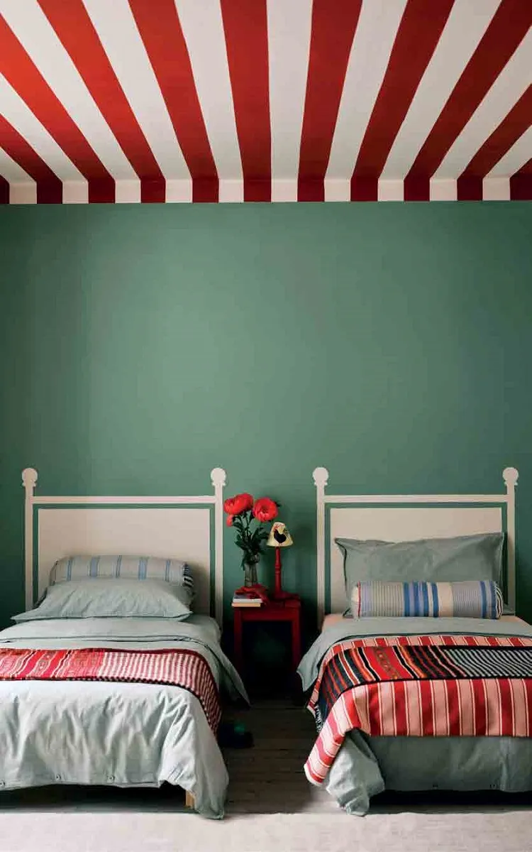 Une tête de lit dans la chambre enfant