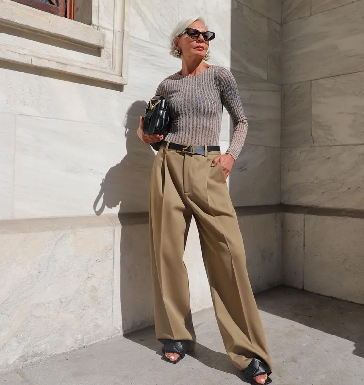 accessoire de mode femme 50 ans et plus ceinture en cuir pantalon beige