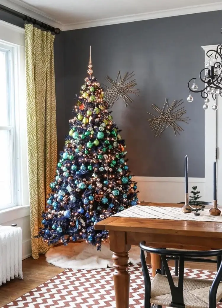 arbre de Noel décoré de boules de Noel bleu marine et vert