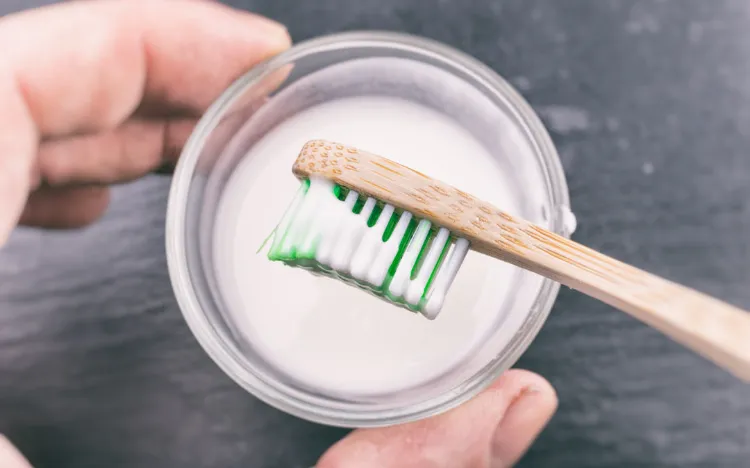 blanchir les dents en 2 minutes naturellement à la maison avec bicarbonate de soude