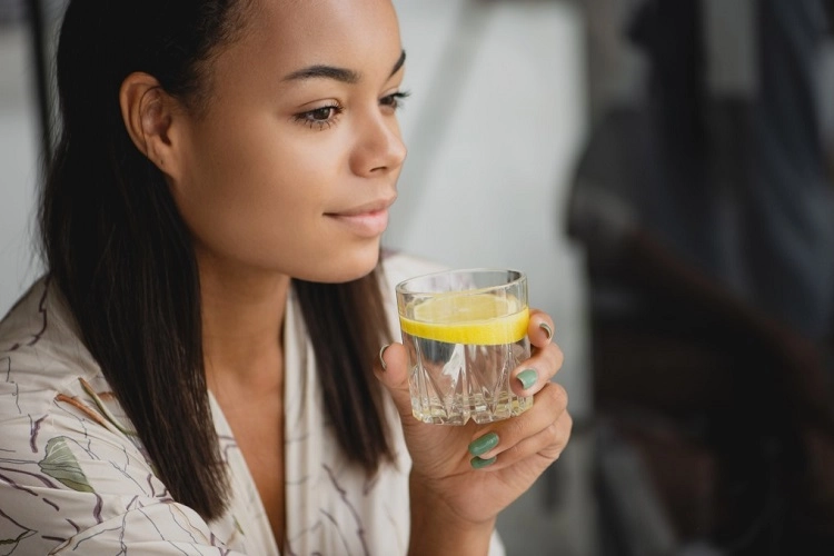 Boire un verre à l'eau avec citron pour maigrir