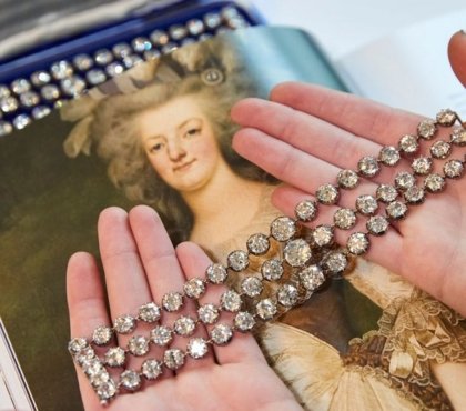 bracelets de Marie-Antoinette composés de 112 diamants vendus aux encheres plus de 7 millions d'euros