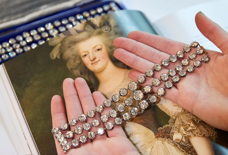 bracelets de Marie-Antoinette composés de 112 diamants vendus aux encheres plus de 7 millions d'euros