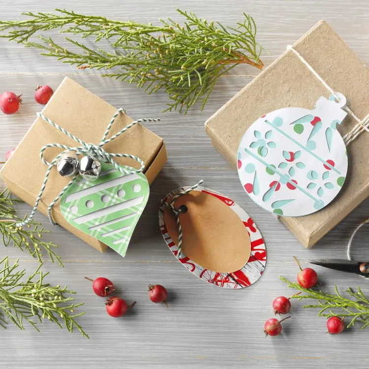 bricolage avec vieilles cartes de voeux Noel activités manuelles enfants adultes étiquettes cadeaux