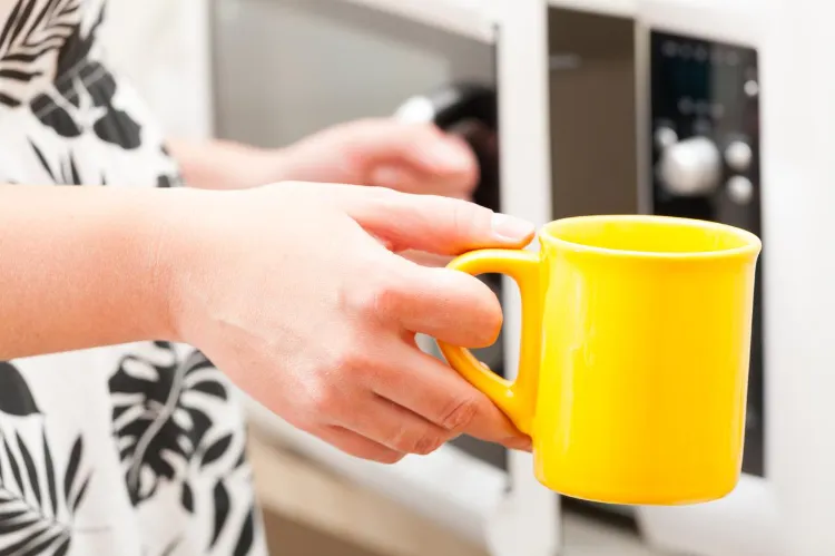 café moulu pour désodoriser micro-ondes qui pue produits courants éliminer mauvaises odeurs