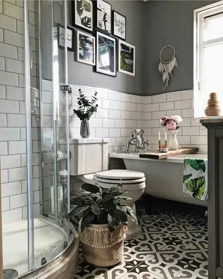 carrelage mi hauteur salle de bain peinture gris mat déc tableaux et plantes vertes
