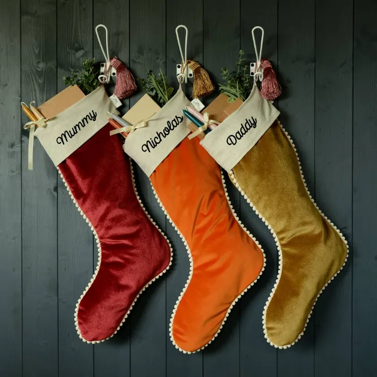 chaussettes personnalisées velours pompons décoration de Noel haut de gamme