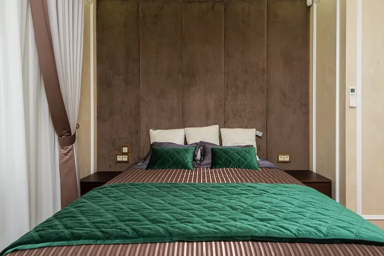 combinez la couleur verte et marron dans la chambre à coucher