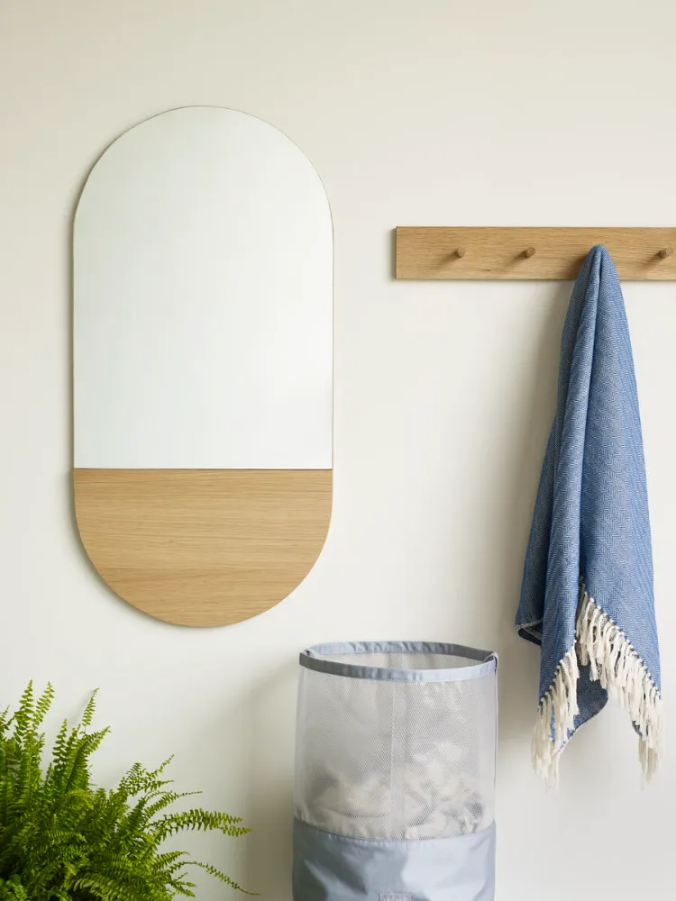 comment bien decorer sa salle de bain installer un miroir changer le panier à linge installer des plantes